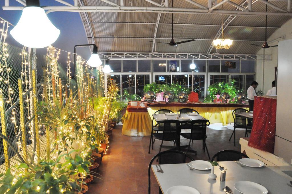 Hotel Sooriya Residency Madras Buitenkant foto