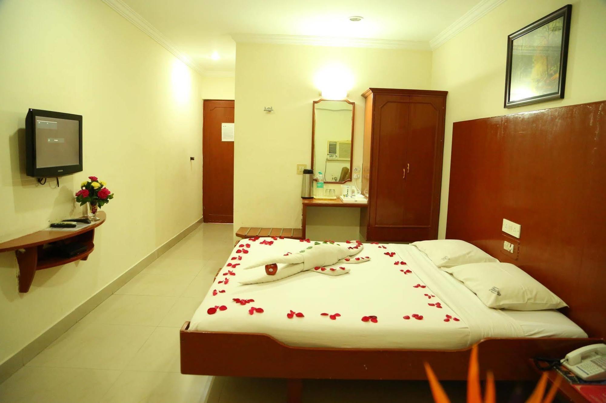 Hotel Sooriya Residency Madras Buitenkant foto